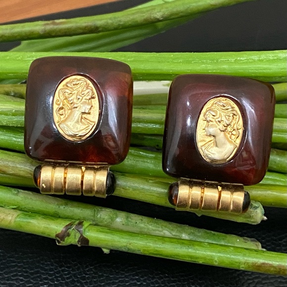 Vintage Unsigned Amber Lucite Victorian Lady Cameo Clip Earrings 22.6g - Picture 2 of 14
